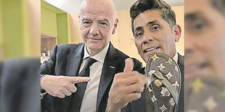 Regala Infantino sandalias de lujo a Jorge Campos