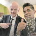 Regala Infantino sandalias de lujo a Jorge Campos