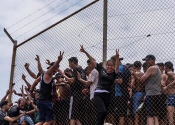Despliega España militares tras irrupción de migrantes