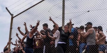 Despliega España militares tras irrupción de migrantes