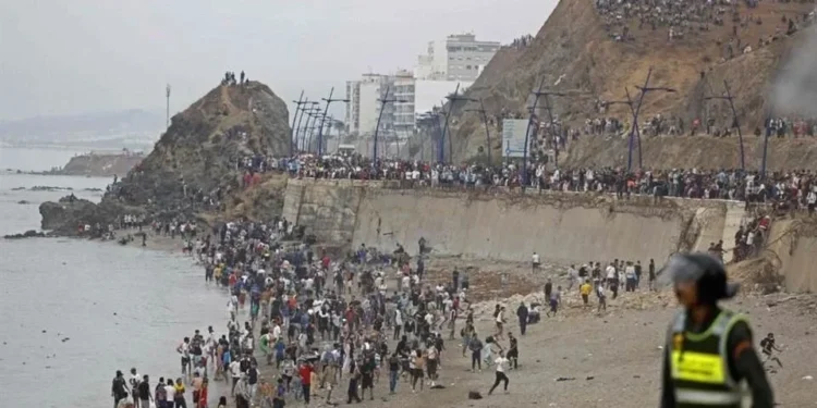 Estima España que 60 mil ingresaron a Ceuta; hay 34 muertos