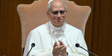 El papa almuerza con pobres y migrantes durante sus vacaciones en Castel Gandolfo
