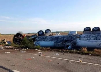 Vuelca pipa con 40 mil litros de gasolina en Sinaloa