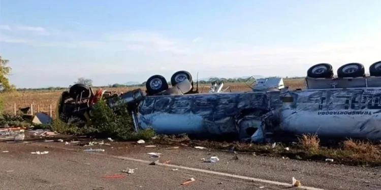 Vuelca pipa con 40 mil litros de gasolina en Sinaloa