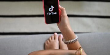 Prohíbe Francia uso de redes sociales a menores de 15 años