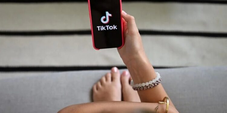 Prohíbe Francia uso de redes sociales a menores de 15 años