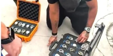Obligan a jugadores a regresar relojes