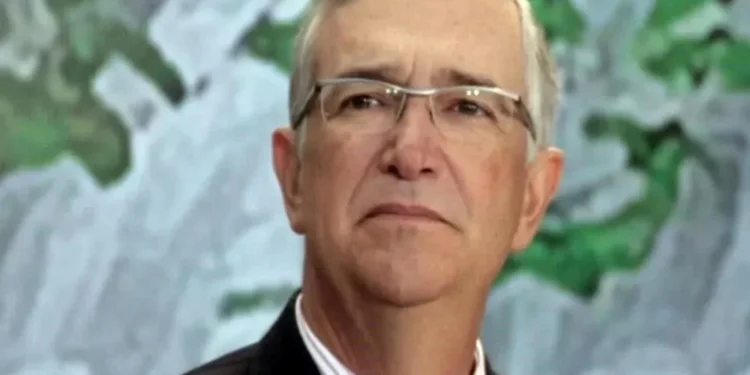 Acusan espionaje de Salinas Pliego