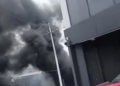 Incendio en baldío provoca gran columna de humo