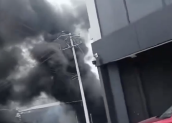 Incendio en baldío provoca gran columna de humo