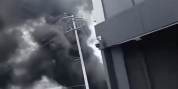 Incendio en baldío provoca gran columna de humo