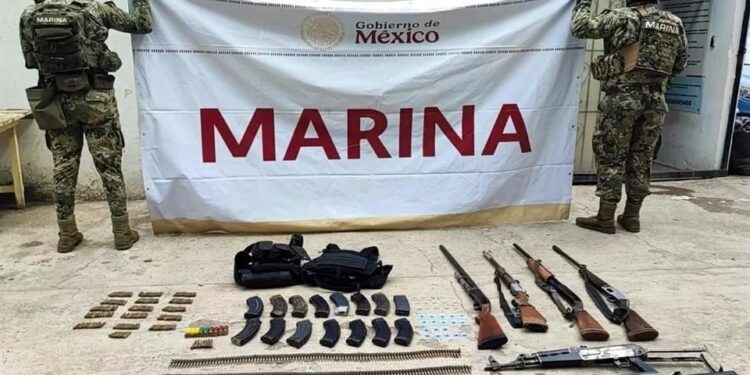 Decomisa Marina armamento y libera a plagiado en Sinaloa