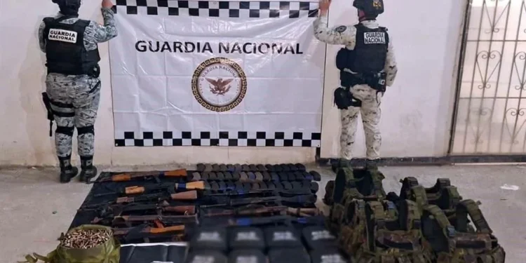 Detienen a 12 y aseguran arsenal en Sinaloa