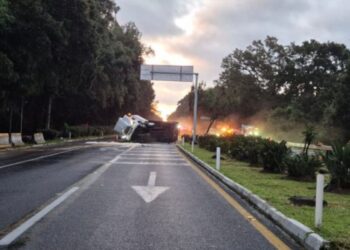 Volcadura de tráiler cierra la autopista México-Cuernavaca