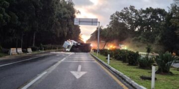 Volcadura de tráiler cierra la autopista México-Cuernavaca