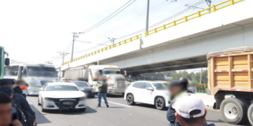 Transportistas bloquean la México-Puebla para exigir mayor seguridad en carreteras