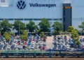 Amenaza CEO de VW con recortar otros 50 mil empleos