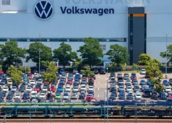 Amenaza CEO de VW con recortar otros 50 mil empleos