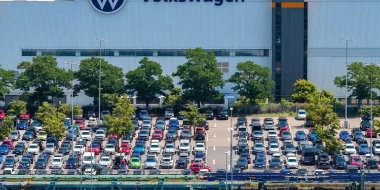 Amenaza CEO de VW con recortar otros 50 mil empleos