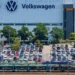Amenaza CEO de VW con recortar otros 50 mil empleos