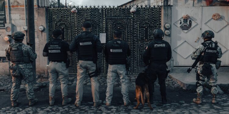 Sinergia ejecuta 10 cateos simultáneos en San Juan del Río; siete personas fueron detenidas