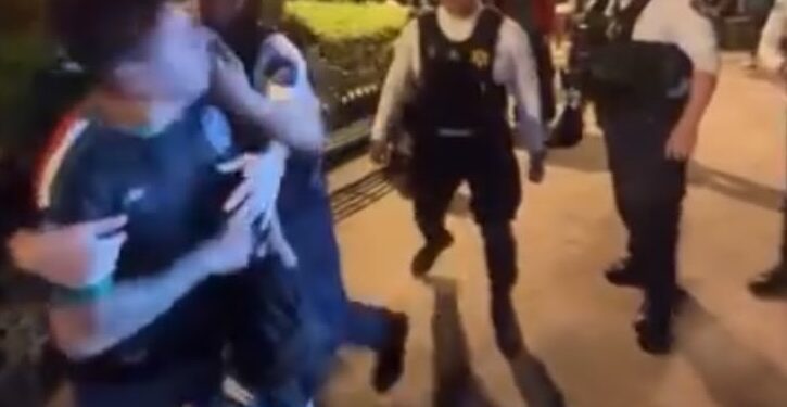 Abren investigación contra policía que agredió a ciudadano en festejos mundialistas