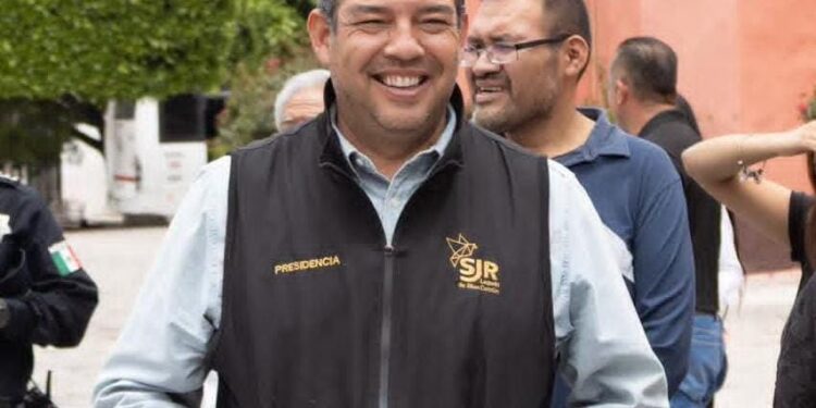 Roberto Cabrera reconoce trayectoria de Plaza de Armas en su 16 aniversario