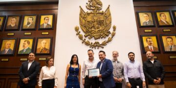 Entregan distintivo a 20 empresas por inclusión laboral