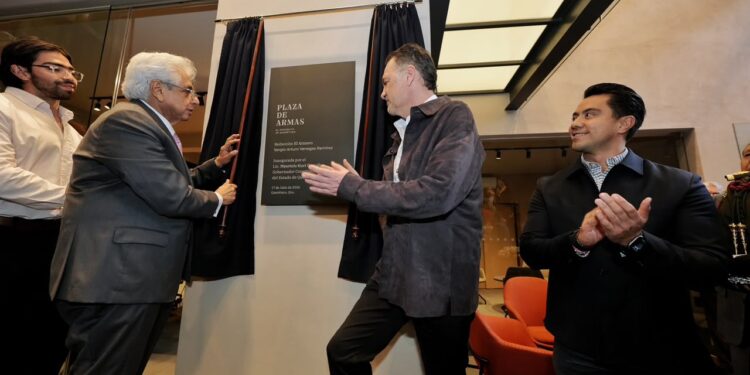 Asiste Felifer Macías a la inauguración de las oficinas del periódico Plaza de Armas