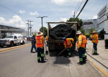 Continúan trabajos de bacheo en bulevar Hidalgo de San Juan del Río
