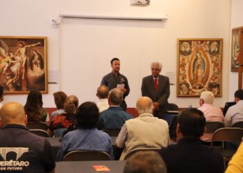 Armero imparte conferencia, en el marco de la celebración de los 10 años del Museo de Arte Sacro