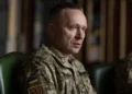 Reemplaza Zelensky a máximo general de Ucrania