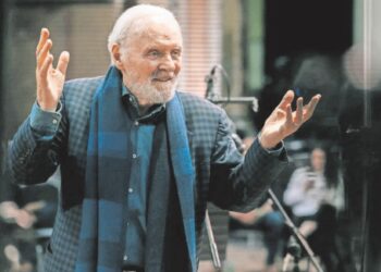 Se lanza como compositor