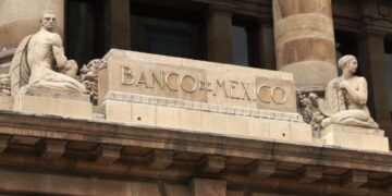 Banxico anticipa que mantendrá tasa de interés, pero advierte riesgos por entorno global