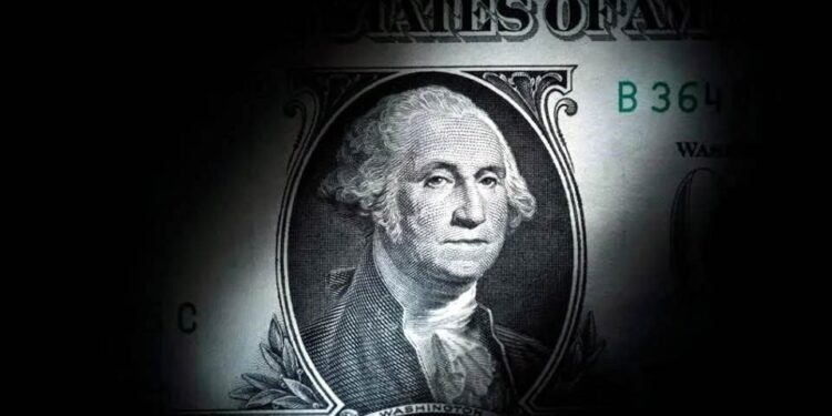 Se encamina dólar a su mayor caída semanal desde abril