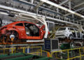 Trump presume atraer industria automotriz de México y Canadá por política arancelaria