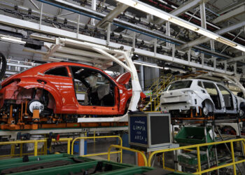 Trump presume atraer industria automotriz de México y Canadá por política arancelaria