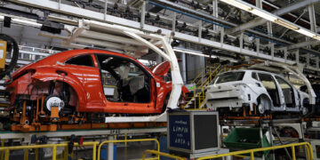 Trump presume atraer industria automotriz de México y Canadá por política arancelaria