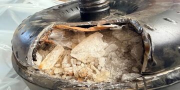 Descubren tres kilos de presunta metanfetamina en aeropuerto de Toluca