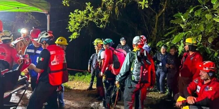 Hallan 2 cuerpos en gruta poblana; paran por difícil acceso