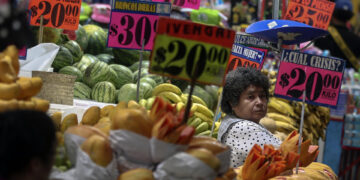 Inflación baja a 3.37%