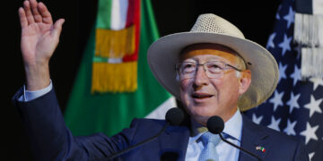 Ken Salazar afirma que México tuvo acceso al avión ligado al traslado de “El Mayo” Zambada
