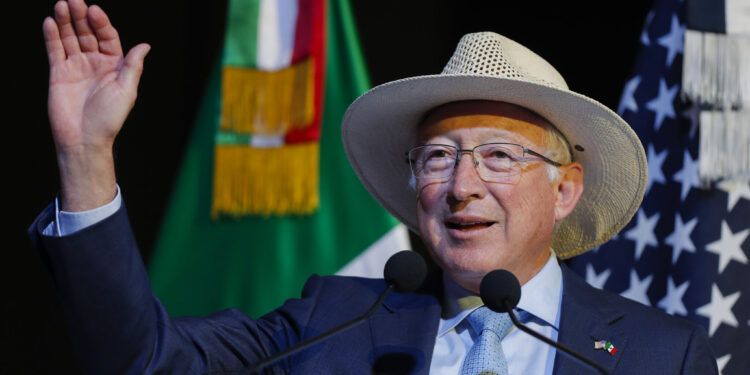 Ken Salazar afirma que México tuvo acceso al avión ligado al traslado de “El Mayo” Zambada