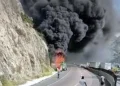 Bloquean choque múltiple e incendio Carretera 57 en Coahuila