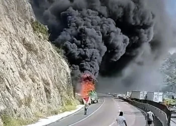 Bloquean choque múltiple e incendio Carretera 57 en Coahuila