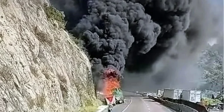 Bloquean choque múltiple e incendio Carretera 57 en Coahuila