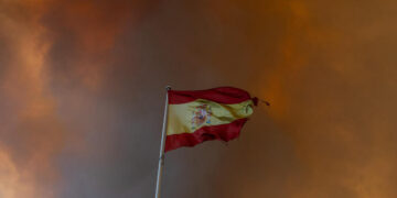 Incendio en Madrid obliga a evacuar o confinar a más de 40 mil personas