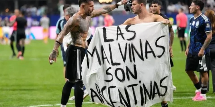 Abre FIFA expediente disciplinario por manta de Malvinas