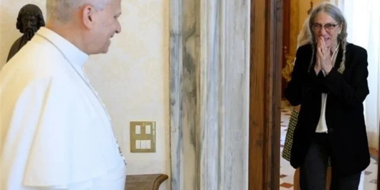 Patti Smith visita al Papa León XIV en el Vaticano