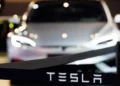 Caen acciones de Tesla 7% pese a mejores ventas